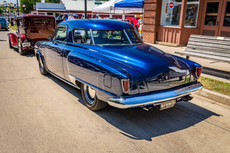 Téléchargez les photos : Des Moines, IA - 02 juillet 2022 : Vue d'angle arrière en haute perspective d'un coupé Starlight Champion Studebaker 1950 lors d'un salon automobile local. - en image libre de droit