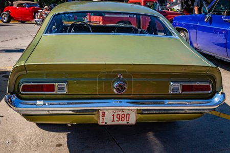 Téléchargez les photos : Des Moines, IA - 03 juillet 2022 : Vue arrière en haute perspective d'un Ford Maverick 2 Door Hardtop 1970 lors d'un salon automobile local. - en image libre de droit