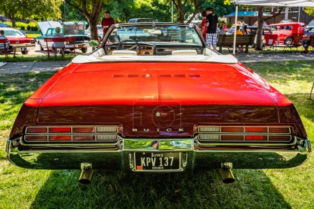 Téléchargez les photos : Des Moines, IA - 03 juillet 2022 : Vue arrière en haute perspective d'une Buick Centurion Convertible 1971 lors d'un salon automobile local. - en image libre de droit