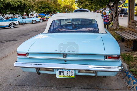 Téléchargez les photos : Des Moines, IA - 03 juillet 2022 : Vue arrière en haute perspective d'une Buick Special Deluxe Convertible 1962 lors d'un salon automobile local. - en image libre de droit