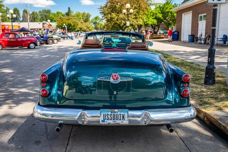 Téléchargez les photos : Des Moines, IA - 03 juillet 2022 : Vue arrière en haute perspective d'une Buick Super Eight Convertible 1953 lors d'un salon automobile local. - en image libre de droit