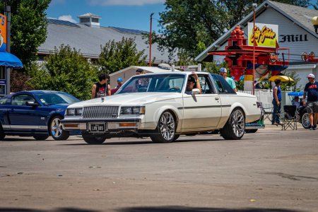Téléchargez les photos : Des Moines, IA - 03 juillet 2022 : Vue grand angle du coin avant d'une Buick Regal T-Type 1984 lors d'un salon automobile local. - en image libre de droit