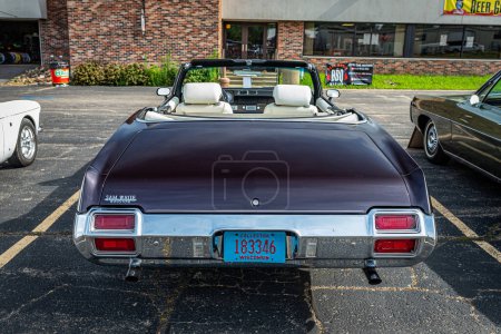 Téléchargez les photos : Iola, WI - 07 juillet 2022 : Vue arrière en haute perspective d'une Oldsmobile Cutlass Supreme Convertible 1971 lors d'un salon automobile local. - en image libre de droit