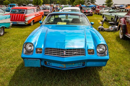 Téléchargez les photos : Iola, WI - July 07, 2022: High perspective front view of a 1978 Chevrolet Camaro Type LT at a local car show. - en image libre de droit