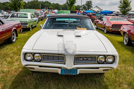 Foto de Iola, WI - July 07, 2022: High perspective front view of a 1968 Pontiac GTO Convertible at a local car show. - Imagen libre de derechos