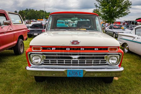 Téléchargez les photos : Iola, WI - July 07, 2022: High perspective front view of a 1966 Ford F100 Twin I Beam Pickup Truck at a local car show. - en image libre de droit