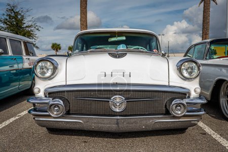 Téléchargez les photos : Daytona Beach, FL - 26 novembre 2022 : Vue de face basse d'un toit rigide Buick Series 40 Special 2 Door 1956 lors d'un salon automobile local. - en image libre de droit