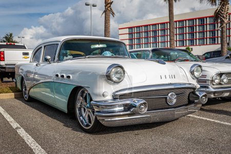 Téléchargez les photos : Daytona Beach, FL - November 26, 2022: Low perspective front corner view of a 1956 Buick Series 40 Special 2 Door Hardtop at a local car show. - en image libre de droit