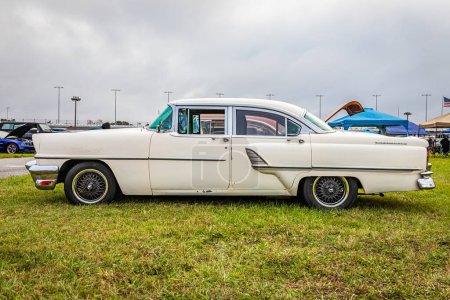 Téléchargez les photos : Daytona Beach, FL - November 26, 2022: Low perspective side view of a 1955 Mercury Montclair 4 Door Sedan at a local car show. - en image libre de droit