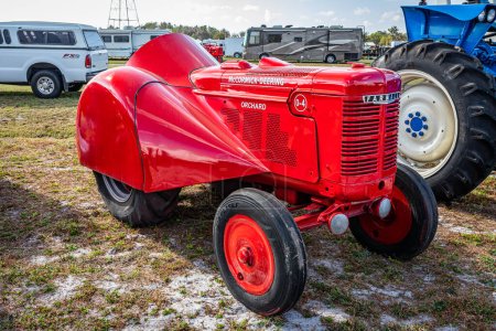 Téléchargez les photos : Fort Meade, FL - February 22, 2022: High perspective front view of a 1946 Farmall McCormick Deering 0-4 Orchard Tractor at a local tractor show. - en image libre de droit
