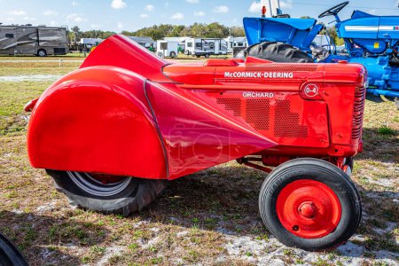 Téléchargez les photos : Fort Meade, FL - February 22, 2022: High perspective side view of a 1946 Farmall McCormick Deering 0-4 Orchard Tractor at a local car show. - en image libre de droit