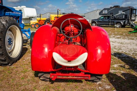Téléchargez les photos : Fort Meade, FL - February 22, 2022: High perspective rear view of a 1946 Farmall McCormick Deering 0-4 Orchard Tractor at a local tractor show. - en image libre de droit