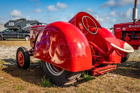Foto de Fort Meade, FL - 22 de febrero de 2022: Vista de esquina trasera de una granja McCormick Deering de 1946 0-4 Orchard Tractor en un espectáculo local de tractores. - Imagen libre de derechos
