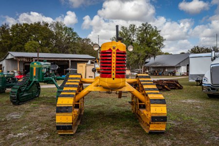 Téléchargez les photos : Fort Meade, FL - February 22, 2022: High perspective front view of a 1954 Oliver OC-6 High Crop Crawler at a local tractor show. - en image libre de droit