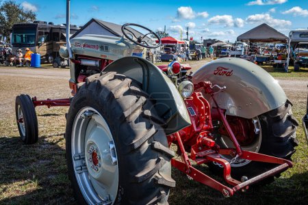 Téléchargez les photos : Fort Meade, FL - 24 février 2022 : Vue d'angle arrière à haute perspective d'un tracteur Ford Powermaster 960 Row Crop Tractor 1956 lors d'un salon local de tracteurs. - en image libre de droit