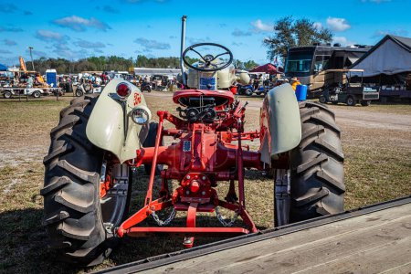 Téléchargez les photos : Fort Meade, FL - 24 février 2022 : Vue arrière en haute perspective d'un tracteur Ford Powermaster 960 Row Crop Tractor 1956 lors d'un salon local de tracteurs. - en image libre de droit