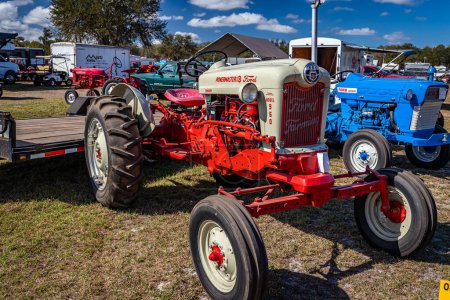 Téléchargez les photos : Fort Meade, FL - 24 février 2022 : Vue en angle avant en haute perspective d'un tracteur Ford Powermaster 960 Row Crop Tractor 1956 lors d'un salon local de tracteurs. - en image libre de droit