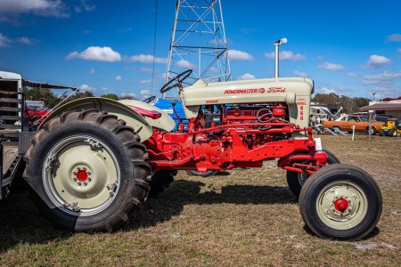 Téléchargez les photos : Fort Meade, FL - 24 février 2022 : Vue latérale à basse perspective d'un tracteur Ford Powermaster 960 Row Crop Tractor 1956 lors d'un salon local des tracteurs. - en image libre de droit