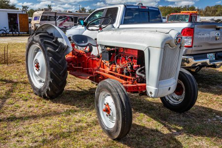 Téléchargez les photos : Fort Meade, FL - 24 février 2022 : Vue d'angle avant en haute perspective d'un tracteur Ford 600 Farm Utility 1954 lors d'un salon local de tracteurs. - en image libre de droit