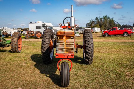 Téléchargez les photos : Fort Meade, Floride - 26 février 2022 : Vue de face en haute perspective d'un tracteur McCormick Farmall Super H 1954 lors d'un salon local de tracteurs. - en image libre de droit