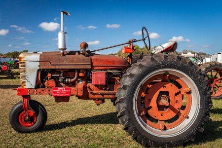 Téléchargez les photos : Fort Meade, Floride - 26 février 2022 : Vue latérale en haute perspective d'un tracteur McCormick Farmall Super H 1954 de l'International Harvester lors d'un salon local du tracteur. - en image libre de droit