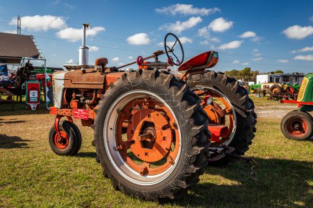 Téléchargez les photos : Fort Meade, Floride - 26 février 2022 : Vue en angle arrière en haute perspective d'un tracteur McCormick Farmall Super H 1954 de l'International Harvester lors d'un salon local du tracteur. - en image libre de droit