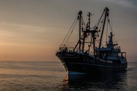 Foto de Barco de pesca por la mañana - Imagen libre de derechos