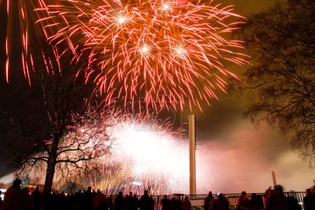 Téléchargez les photos : New Year's fireworks in the city of Tampere in Finland. - en image libre de droit