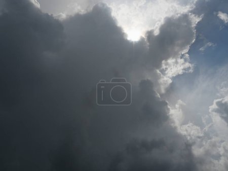 Cumulonimbus Wolkenformationen am tropischen Himmel, Nimbus in Bewegung, Abstrakter Hintergrund von Naturphänomen und grauen Wolkenbrocken, Thailand