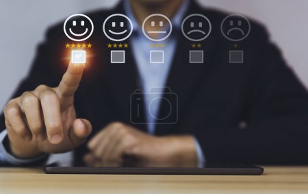 Positive Kundenbewertungen markieren ein glückliches Symbol und ein Smiley-Gesicht. Zufriedenheits-Umfrage-Konzept, Meinungen, Kundenservice Die beste Reaktion der User Experience des Prod