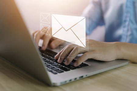 Geschäftsmann, der einen Brief von einem Computer verschickt. E-Mail-Konzept ist Online-Kommunikation über das Internet-Netzwerk Empfangen und Senden von Informationen oder Nachrichten in digitaler Technologie