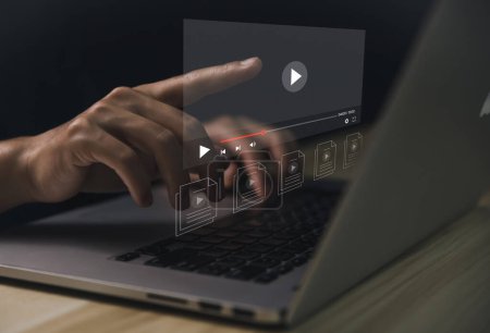 Geschäftsmann mit einem Laptop-Computer, um Live-Streaming online auf einem virtuellen Monitor, Verbindungstechnologie Konzept Digital-Multimedia-Player, Internet-Videoinhalte, Film-Entertainment-Geschäft