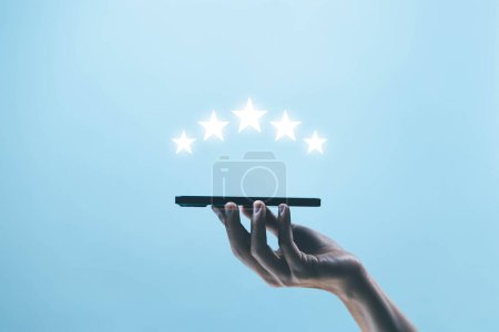 Foto de Mano muestra 5 estrellas tasa de revisión del cliente, el mejor cliente de retroalimentación. concepto de encuesta de satisfacción en servicio del usuario en un sitio web digital en línea. experiencia positiva con la calidad superior del negocio - Imagen libre de derechos