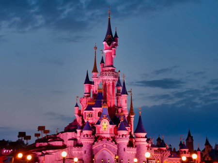 Foto de París, Francia - Abril 2019: Actuación nocturna cerca del castillo de la Bella Durmiente en Disneyland París. Disneyland Paris (Euro Disney Resort) - centro de entretenimiento en Marne-la-Vallee. Marne-la-Vallee, - Imagen libre de derechos