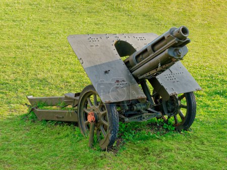 Kanonenkanone aus Retro-Artillerie aus dem Zweiten Weltkrieg auf dem Rasen