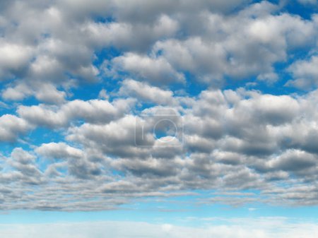 Foto de Cielo azul con fondo de nubes - Imagen libre de derechos