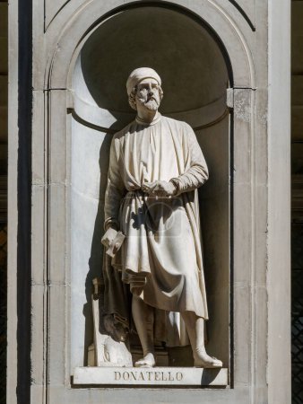 Foto de La estatua de Leonardo Da Vinci fuera de la columnata de los Uffizi en Florencia. Esculpido por Luigi Pampaloni, 1842 - Imagen libre de derechos