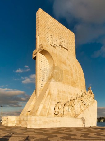Foto de Monumento a los Descubrimientos en Lisboa, Portugal a orillas del estuario del río Tajo, en Lisboa, Portugal. El monumento celebra la era portuguesa del descubrimiento - Imagen libre de derechos
