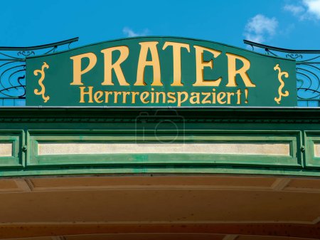 Señal de bienvenida a la entrada del parque público Prater en Viena