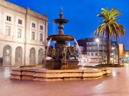 Foto de Fuente de leones en Praca de Gomes por la noche, Oporto Portugal University Gomes Teixeira Square Fountain, Porto night cityscape - Imagen libre de derechos