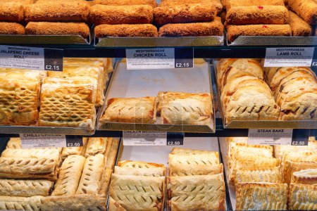 Foto de Panes gourmet recién horneados en venta en panadería alemana - Imagen libre de derechos