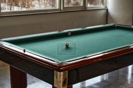 Téléchargez les photos : Table de billard avec boule salle dégradée piscine hiver - en image libre de droit