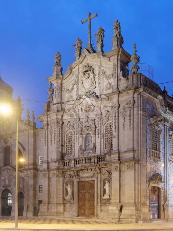 Iglesia del Carmo (Igreja do Carmo) en Oporto, Portugal al atardecer