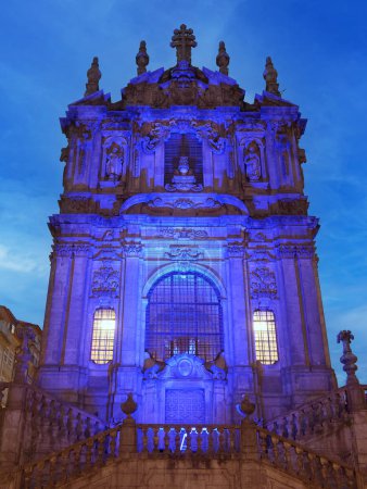 Foto de Iglesia Clerigos punto de referencia en Oporto, Portugal por la noche al atardecer en el crepúsculo vista exterior - Imagen libre de derechos