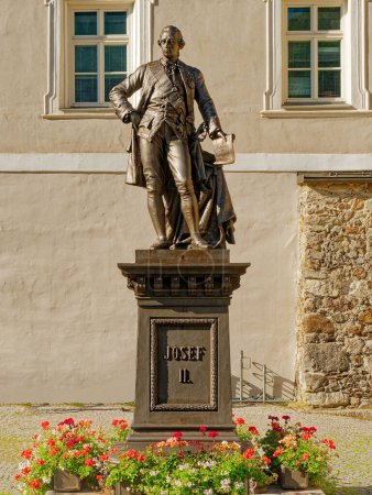 Téléchargez les photos : Denkmal en Kaiser Joseph. Kaiser Joseph II. : Denkmal à Lienz (Osterreich) - en image libre de droit