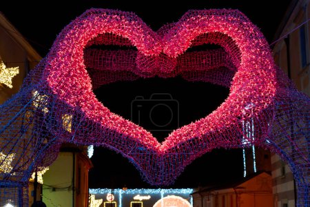 Foto de Luces de Navidad arte en forma de corazón con las manos festival evento de Navidad - Imagen libre de derechos