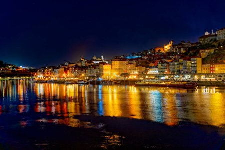 Foto de Casco antiguo zona fluvial de porto en portugal por la noche - Imagen libre de derechos