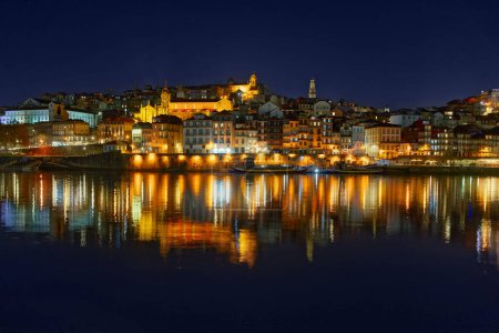Porto, Portugal Altstadtsilhouette von jenseits des Douro-Flusses bei Nacht.