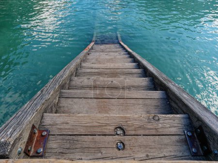 Foto de Escaleras que van al lago de agua - Imagen libre de derechos