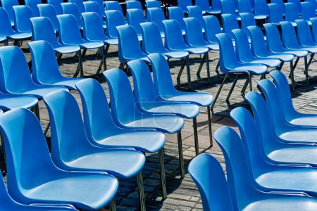 Téléchargez les photos : Rangées de sièges dans le stade vacant - en image libre de droit